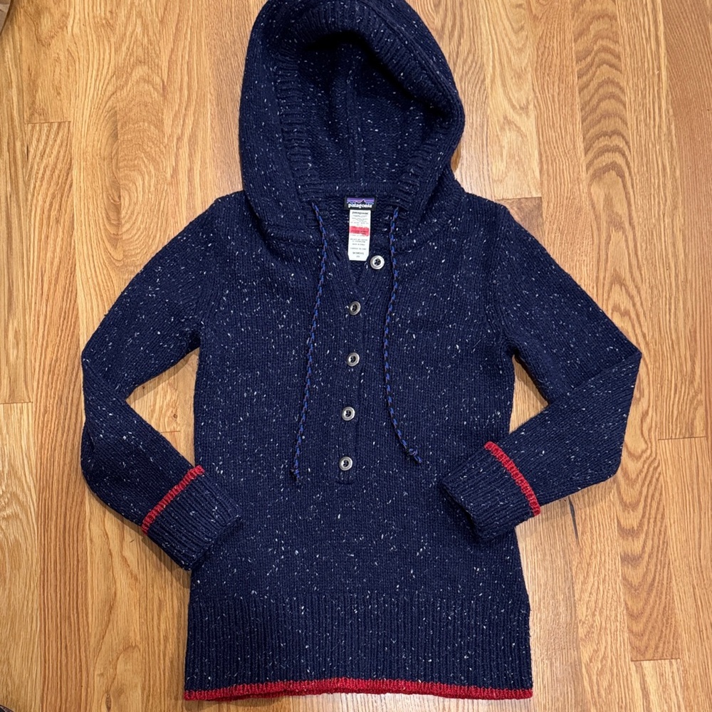 Patagonia Women's Ranchito Hoody in a navy lambswool and nylon blend. 
Size XS